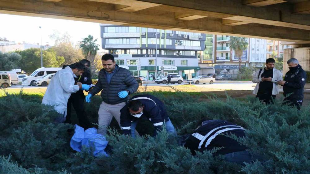 Cesedi günler sonra gelen kokuyla tesadüfen bulundu
